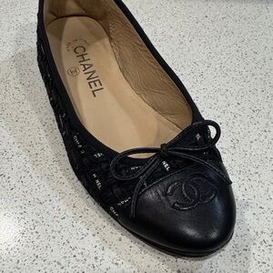 CHANEL Black Flats with Bow Accent